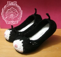 Crochet Slippers: Tuxedo Cat　かぎ編みのルームシューズ: 鉢割れ猫